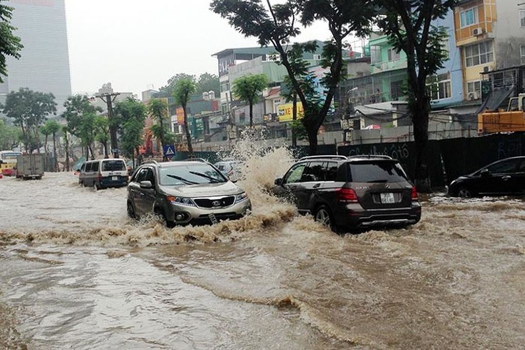 LÁI XE ĐƯỜNG NGẬP NƯỚC — NHỮNG ĐIỀU NÊN VÀ KHÔNG NÊN