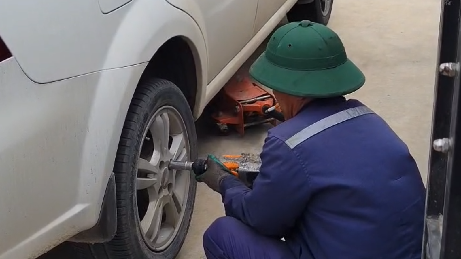 Cứu Hộ Lốp Ô Tô Ở Vinh (Trong Giờ Làm Việc): Xe Bị Thủng Lốp Nên Làm Gì?