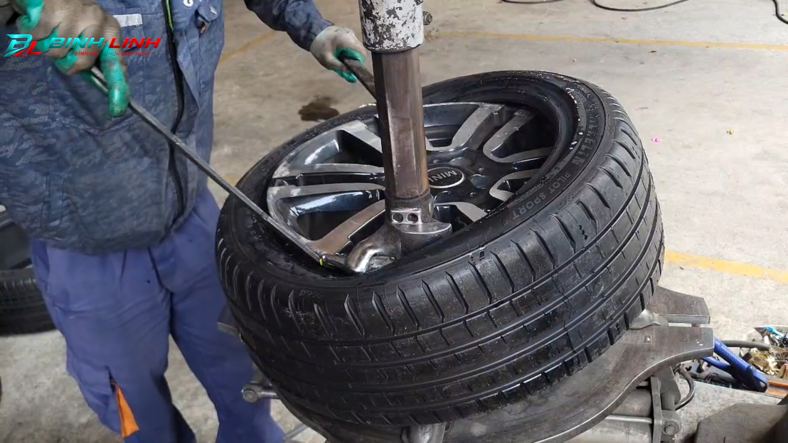 Giá Thay Lốp Ô Tô Gồm Những Khoản Nào? 7 Chi Phí Cần Biết Trước Khi Thay Lốp