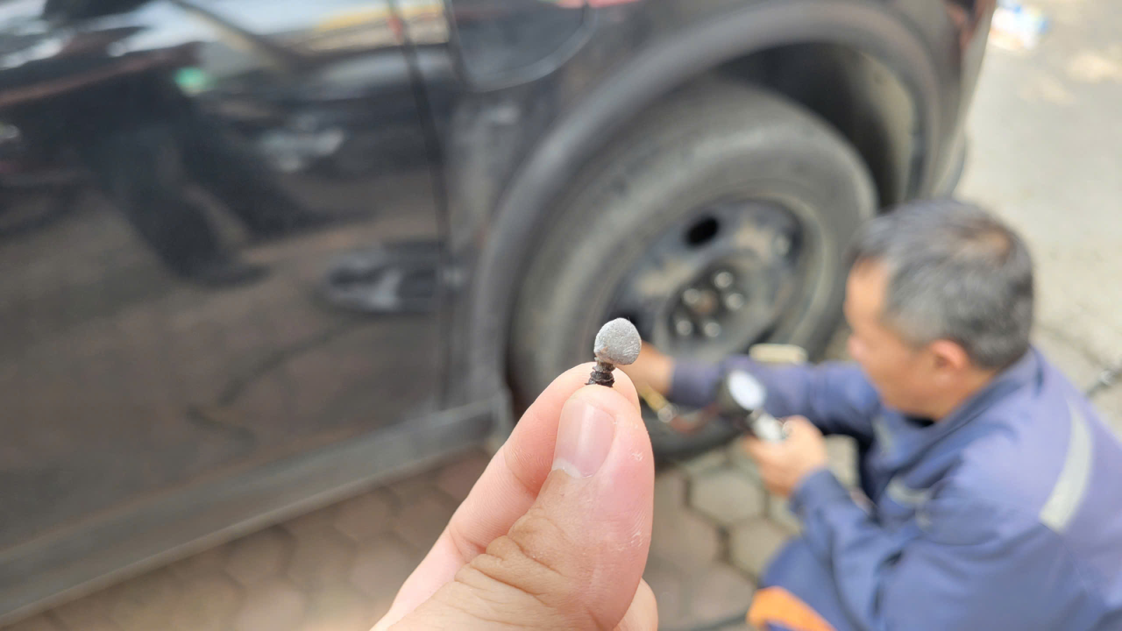 Lốp Không Săm Bị Đinh Có Đi Tiếp Được Không? Cách Xử Lý An Toàn