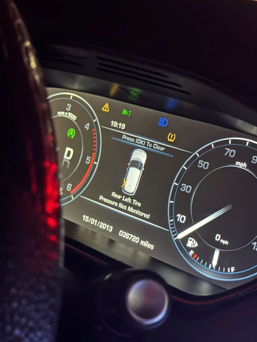 Đèn cảnh báo áp suất lốp (TPMS) sáng: Nguyên nhân và 5 bước xử lý an toàn